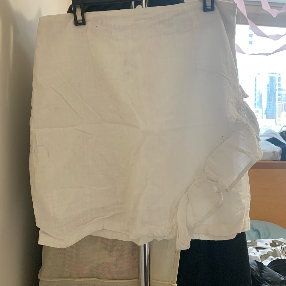 Cute white skirt!